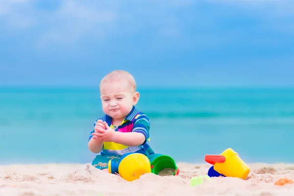 Baby boy spelen op een strand — Stockfoto