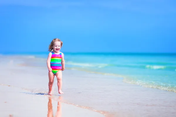 Petite fille courant sur une plage — Photo