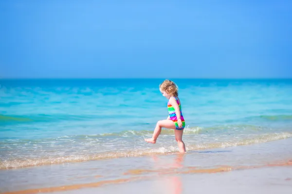Μικρό κορίτσι που τρέχει σε μια παραλία — Φωτογραφία Αρχείου