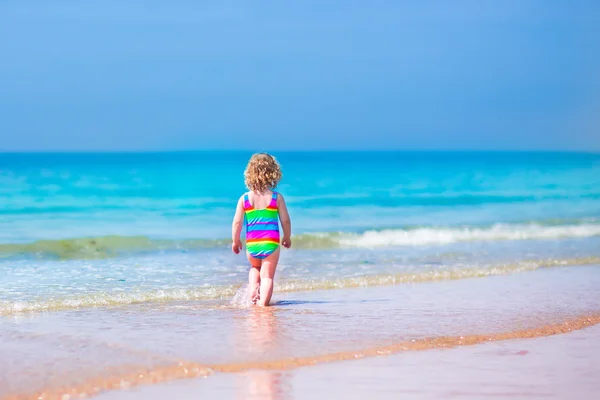 Petite fille courant sur une plage — Photo