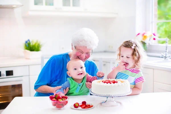 Großmutter backt Kuchen mit Kindern — Stockfoto