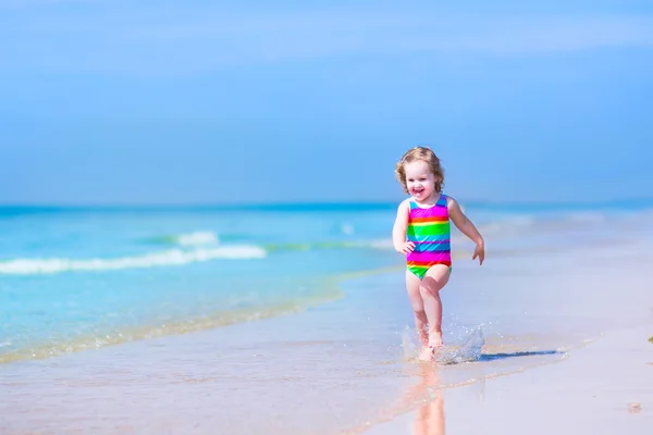 Küçük kız plajda çalışan — Stok fotoğraf