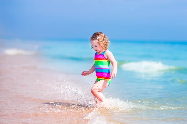 运行在一个海滩上的小女孩 — 图库照片