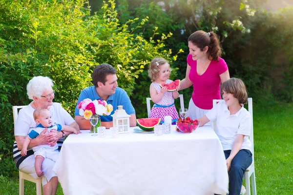 Familie beim Mittagessen im Garten — Stockfoto