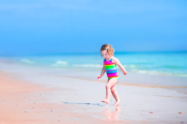 Ragazzina che corre su una spiaggia — Foto Stock
