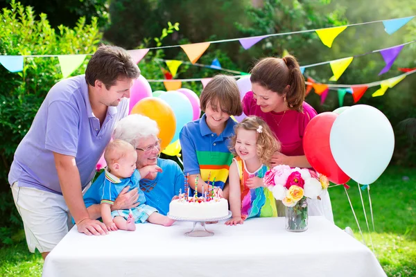 Šťastná rodina na narozeninovou oslavu — Stock fotografie
