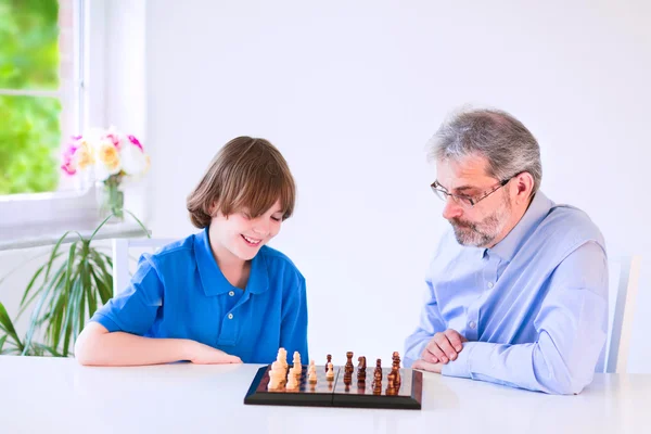 Feliz abuelo jugando ajedrez con su nieto —  Fotos de Stock