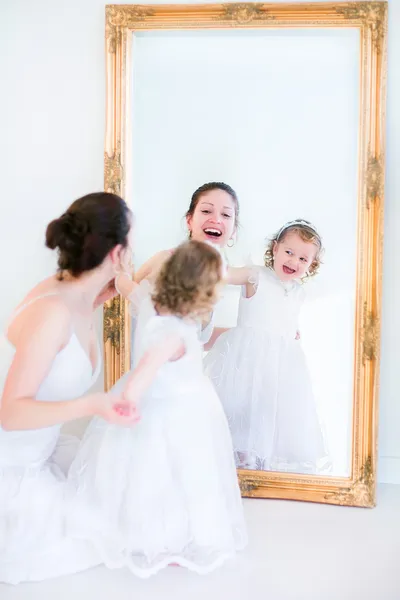Mor och dotter på en spegel — Stockfoto