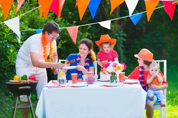 Nederlandse familie met barbecue partij — Stockfoto