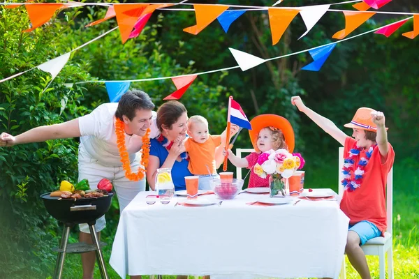 Familia holandesa teniendo parrilla partido —  Fotos de Stock