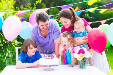 doğum günü partisinde mutlu bir aile