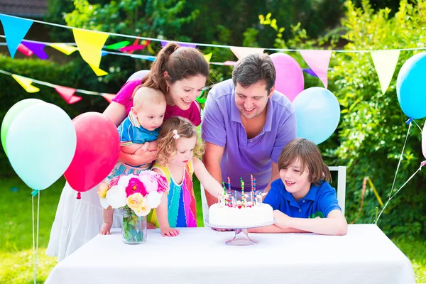 Szczęśliwą rodzinę na przyjęcie urodzinowe — Zdjęcie stockowe