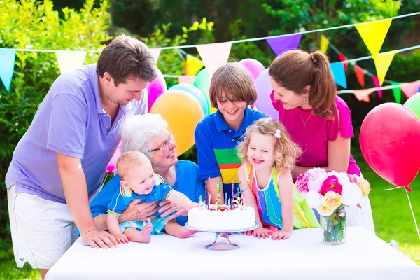 Família feliz em uma festa de aniversário — Fotografia de Stock