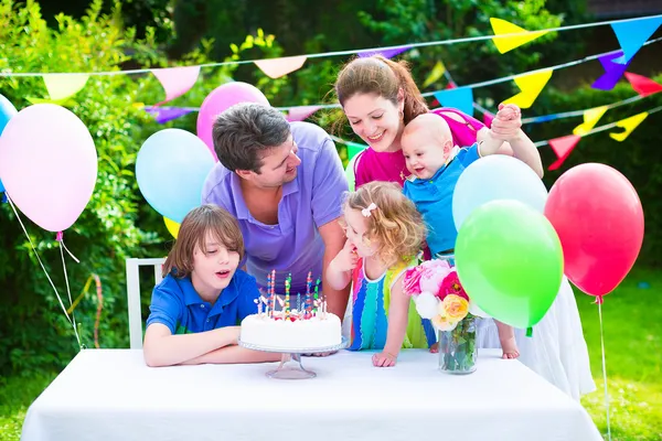 Famiglia felice alla festa di compleanno — Foto Stock