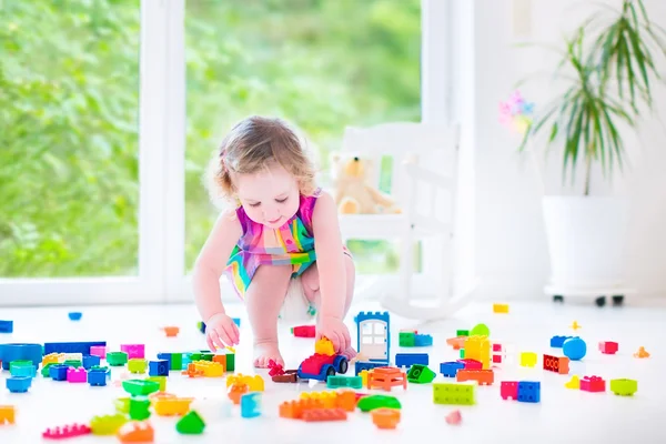 Kleines Mädchen spielt mit Blöcken — Stockfoto