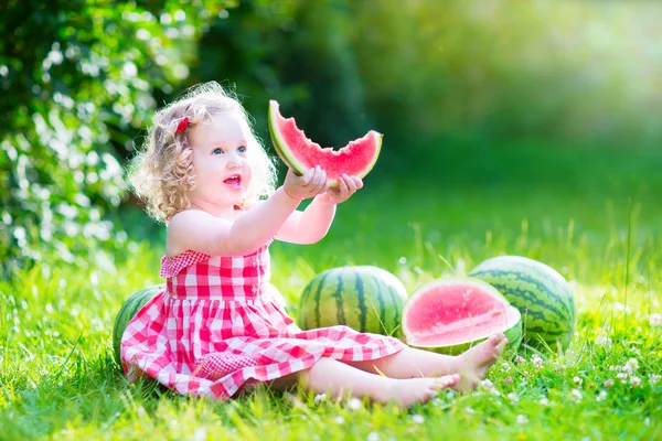 Kleines Mädchen isst Wassermelone — Stockfoto