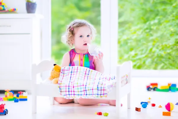 小さな女の子がテディベアで遊んでいて — ストック写真