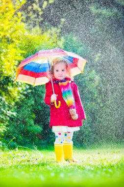 küçük kız yağmurda oynuyor