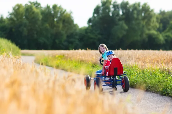 Barnen har kul med en go cart bil — Stockfoto