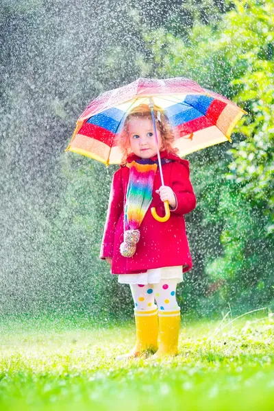 Kleines Mädchen spielt im Regen — Stockfoto