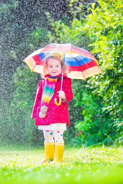 小さな女の子が雨の中で遊んで — ストック写真