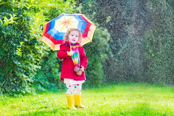 Menina brincando na chuva — Fotografia de Stock