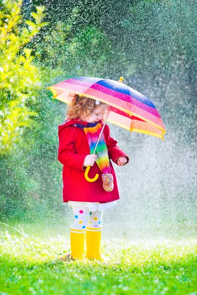 小さな女の子が雨の中で遊んで — ストック写真