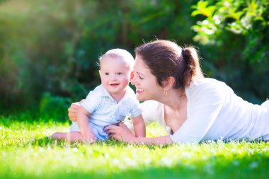 madre e bambino nel giardino