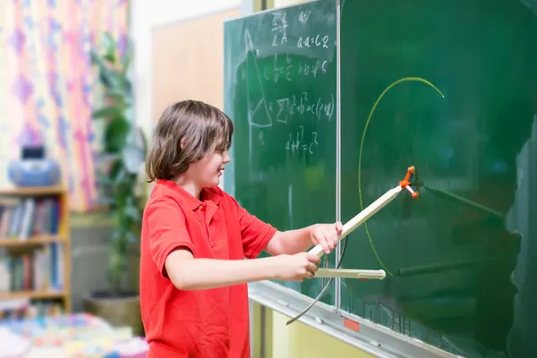 School kind op klasse math — Stockfoto
