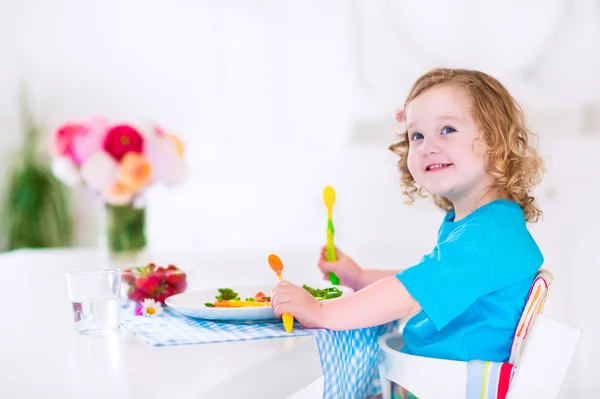 Lilla flickan äta sallad till lunch — Stockfoto