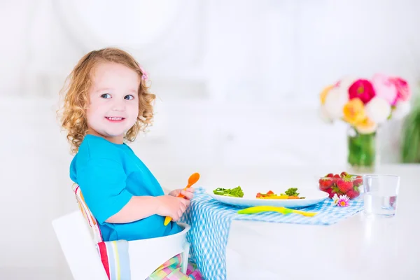 Маленькая девочка ест салат на обед — стоковое фото