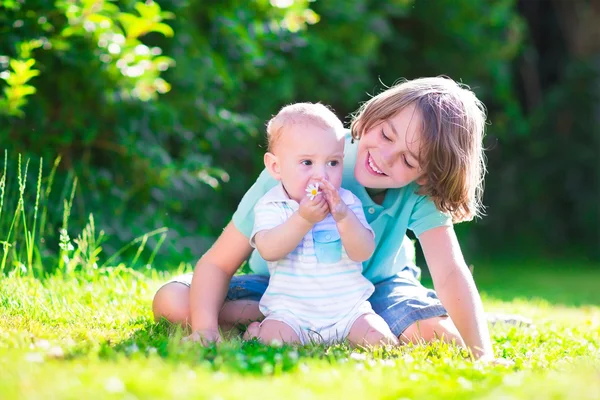 Brothers playing in the garden — Stock Photo, Image
