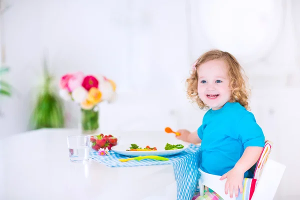Маленькая девочка ест салат на обед — стоковое фото