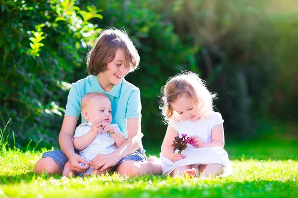 Gelukkige kinderen in de tuin — Stockfoto