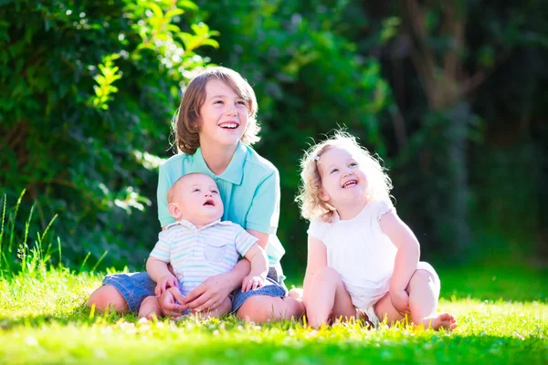 Niños felices en el jardín — Foto de Stock