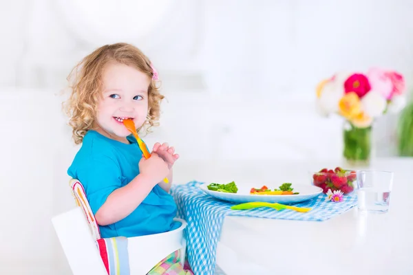 Öğle yemeğinde salata yiyen küçük kız — Stok fotoğraf