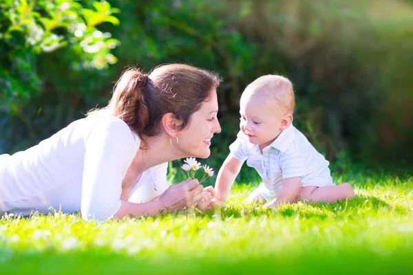 Moeder en baby in de tuin — Stockfoto