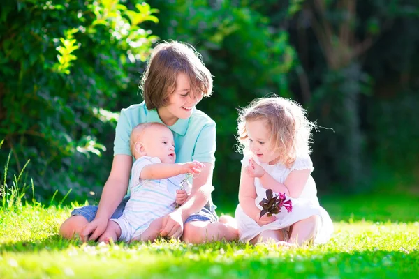 Niños felices en el jardín — Foto de Stock