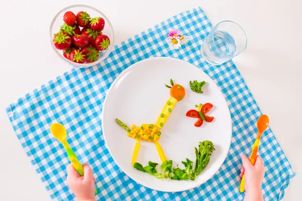 子供の手と健康野菜のランチ ロイヤリティフリーのストック画像