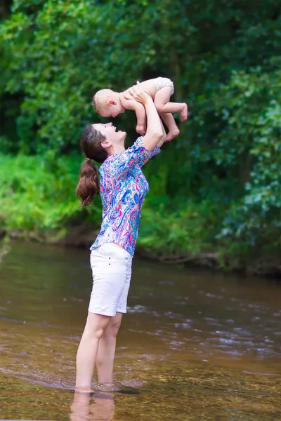 Moeder en baby in een rivier — Stockfoto