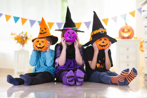 Menina Menino Traje Bruxa Halloween Truque Deleite Miúdos Segurar Doces — Fotografia de Stock