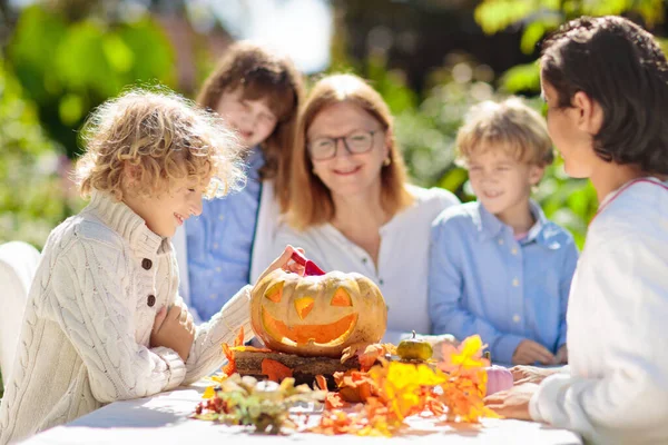 Rodzinne Rzeźbienie Dyni Halloween Rodzice Dzieci Wyciąć Jack Latarni Dla — Zdjęcie stockowe