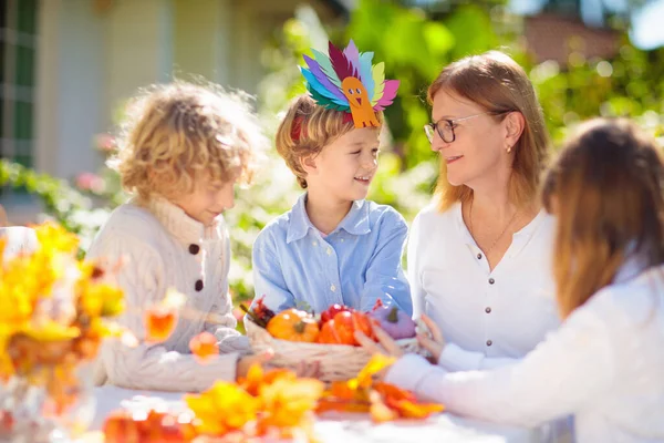 Şükran Günü Kutlayan Aile Çocuklar Sonbahar Sanatı Sanatları Süslü Masada — Stok fotoğraf