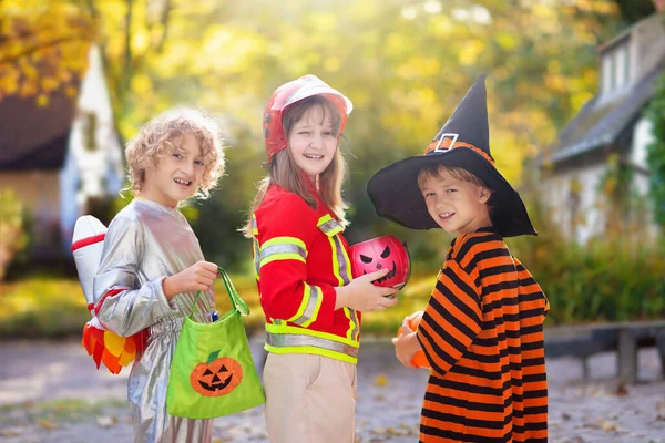 Kinderen Bedriegen Trakteren Halloween Kostuum Kinderen Kleurrijke Kleding Met Snoep — Stockfoto