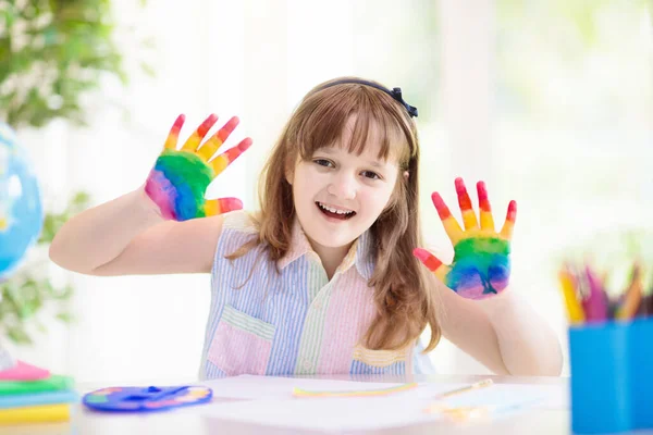 虹を描く子供 手にペイント リモートラーニングと自宅からオンライン学校の芸術の宿題 子供のための芸術品や工芸品 明るい絵を描く少女 創造的な子供の遊びと勉強 — ストック写真