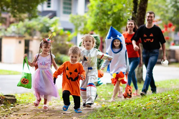 Criança Disfarçada Halloween Raça Mista Crianças Pais Asiáticos Caucasianos Enganam — Fotografia de Stock