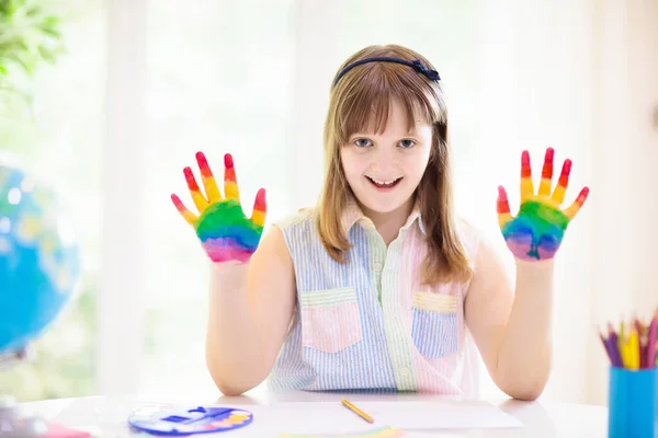 Een Kind Dat Regenboog Tekent Schilder Handen Remote Learning Online — Stockfoto