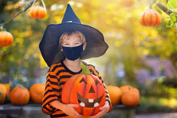 Kinder Tricksen Oder Behandeln Halloween Kostüm Und Gesichtsmaske Kinder Verkleiden — Stockfoto