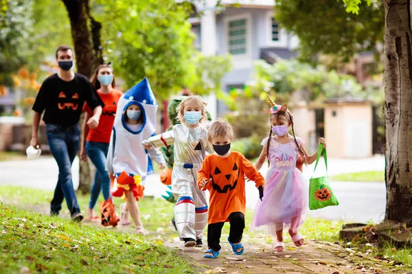 Los Niños Engañan Tratan Con Disfraz Halloween Mascarilla Niños Disfrazados —  Fotos de Stock