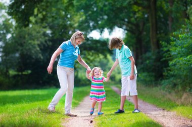 aile içinde bir çam ahşap hiking
